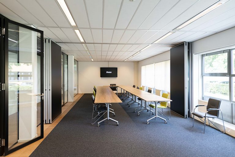 Moderne vergaderzaal in Arnhem met professionele inrichting en videoconferentie-apparatuur voor zakelijke bijeenkomsten