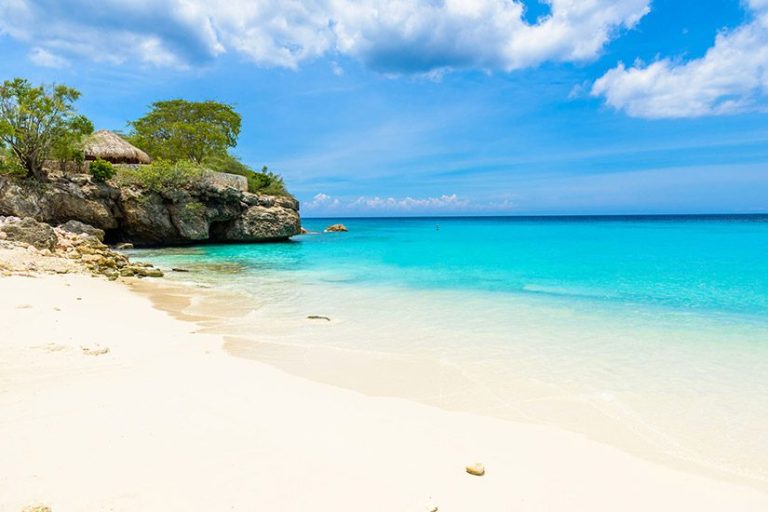 Grote Knip strand in Curaçao, een van de mooiste winterzon bestemmingen met kristalhelder water