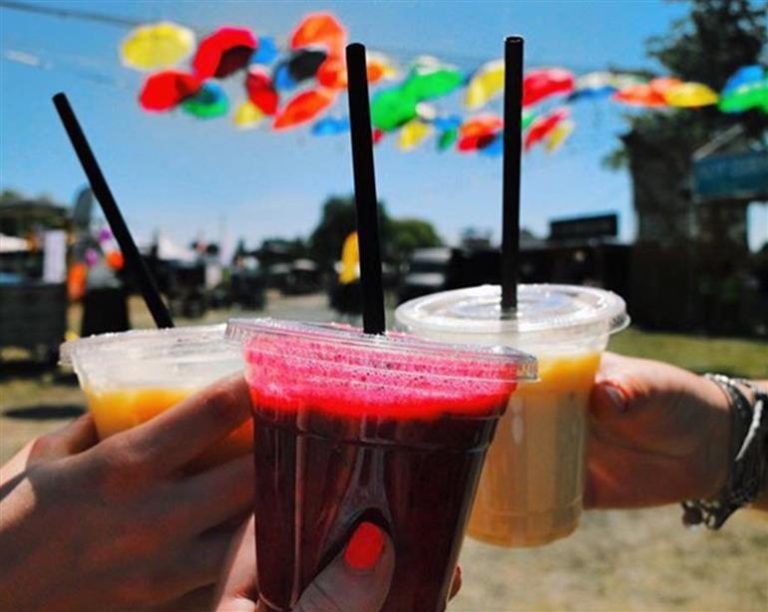 Professionele smoothiebar op de beurs met gastvrije bartender die verse gezonde smoothies bereidt voor beursgangers