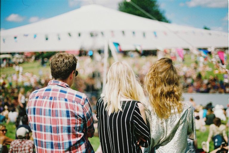 Groep mensen met koptelefoons op tijdens een silent disco bedrijfsfeestje in het kantoor