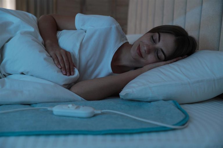 Elektrische deken geplaatst onder het matras voor warmte en comfort op koude winternachten