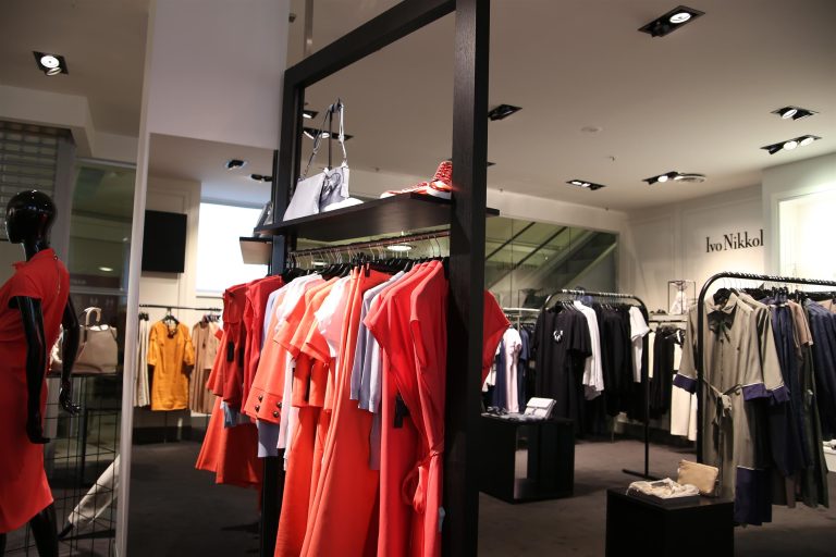 Winkelruimte met professionele retail verlichting voor optimale productpresentatie en sfeer