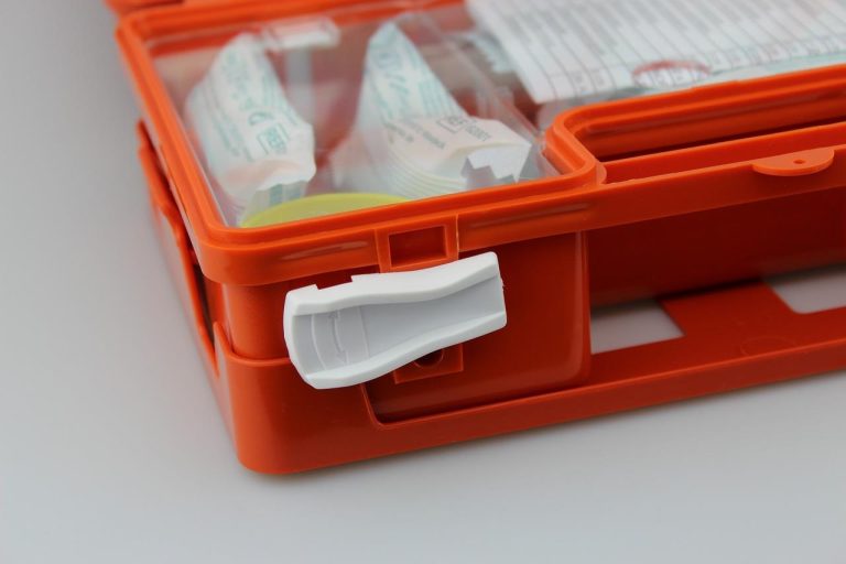 Oogdouche apparaat met sproeiers die water op ogen spuiten voor reiniging en verwijdering van vreemde deeltjes