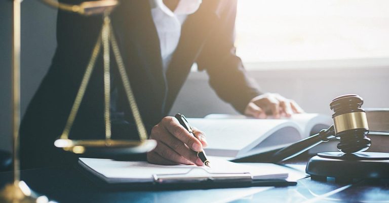 Ga op zoek naar juridische vacatures zoals juridisch medewerker functies voor afgestudeerden en studenten