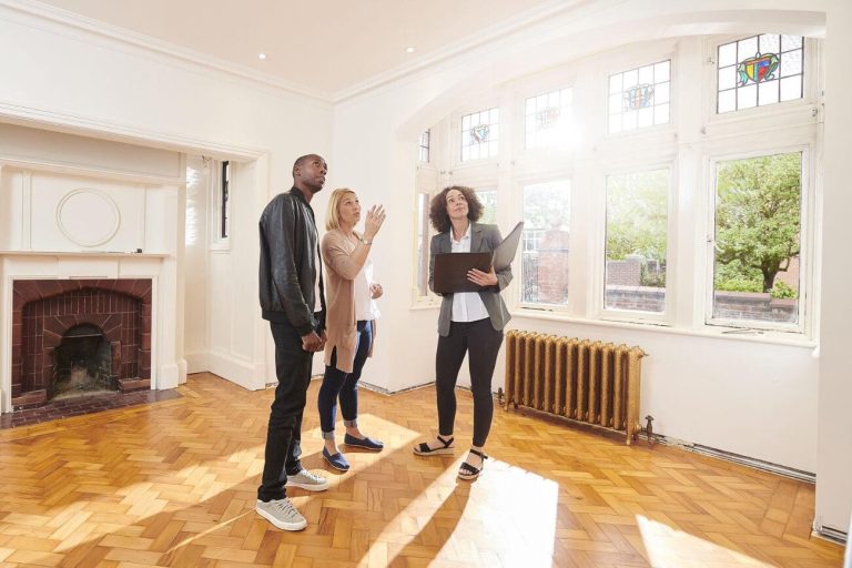 Stappen om je huis in Amsterdam verkopen: makelaar, marketingplan, prijsbepaling, voorbereiding en presentatie