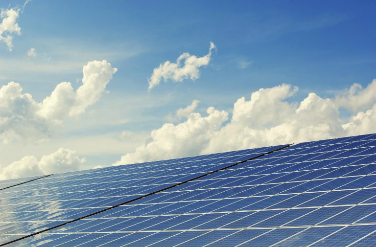 Zonnepanelen op dak voor- en nadelen duurzame energie