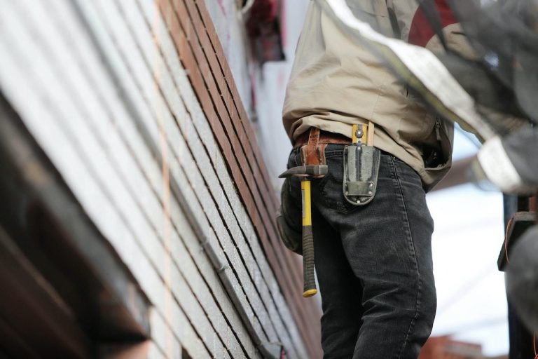 Voorbereiding voor woning verbouwen met gereedschap en planningsmateriaal op een werkplek