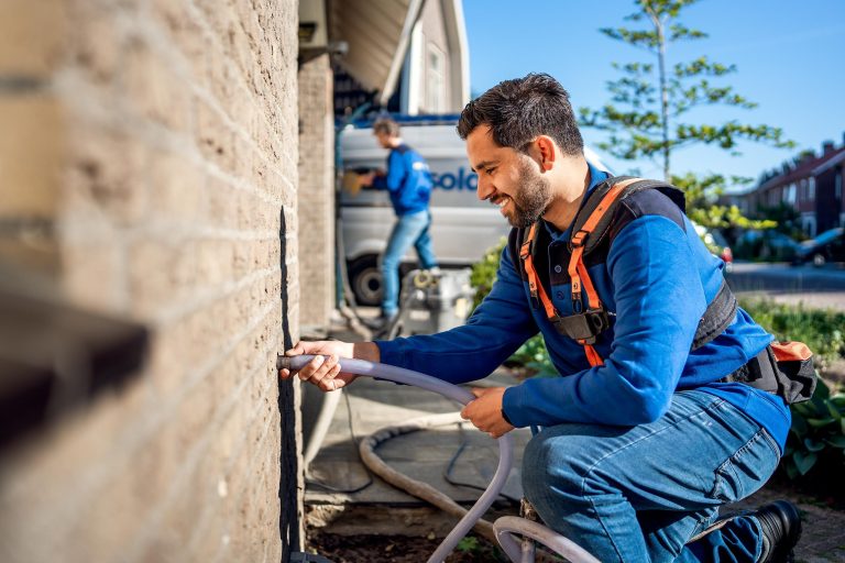 Visuele uitleg van spouwmuurisolatie techniek voor energie-efficiëntie in woningen met duidelijke schematische weergave.