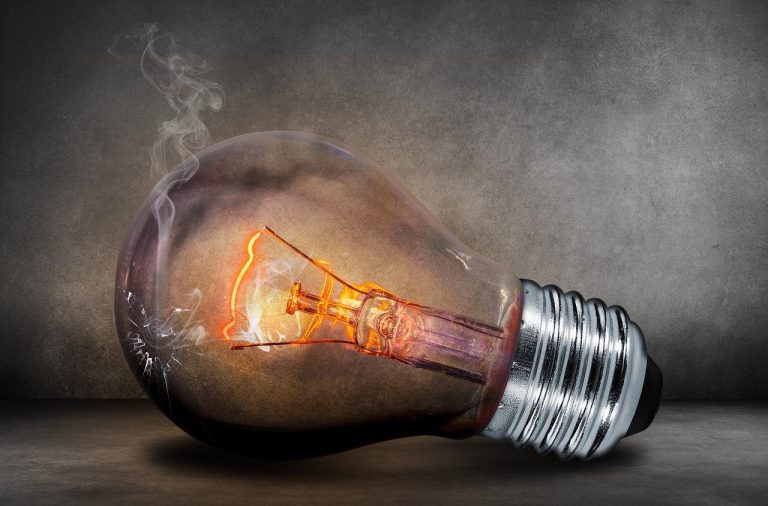 Infographic met 5 praktische tips om te besparen op je energiekosten thuis
