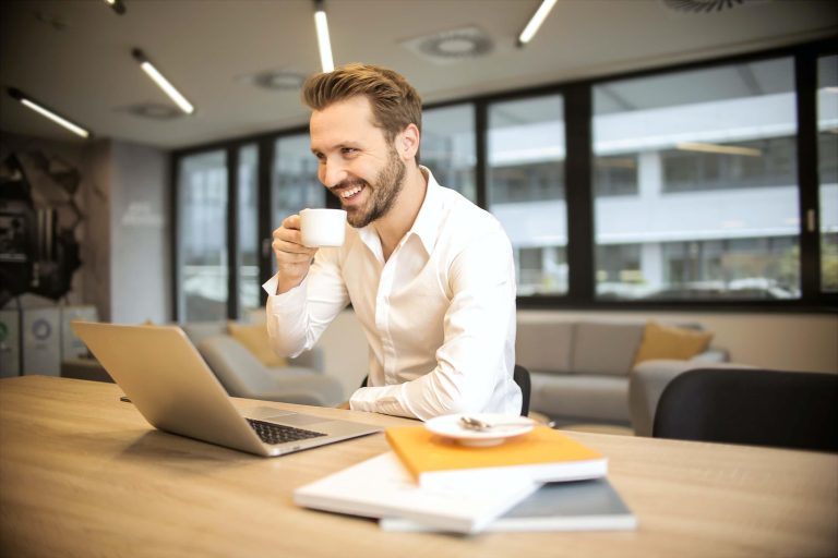 Professionele werkplek met man aan bureau in moderne vergaderlocatie op Veluwe