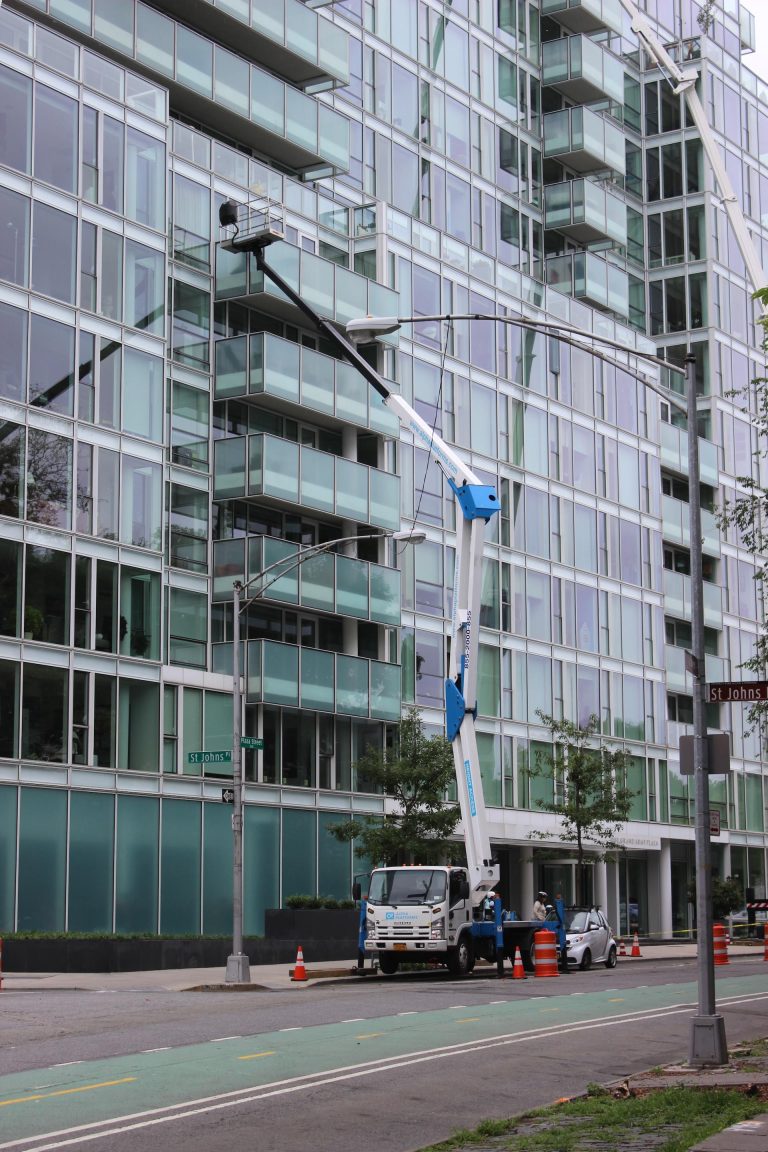 Knikarmhoogwerker voor particuliere werkzaamheden op hoogte, ideaal voor dak- en gootreparaties
