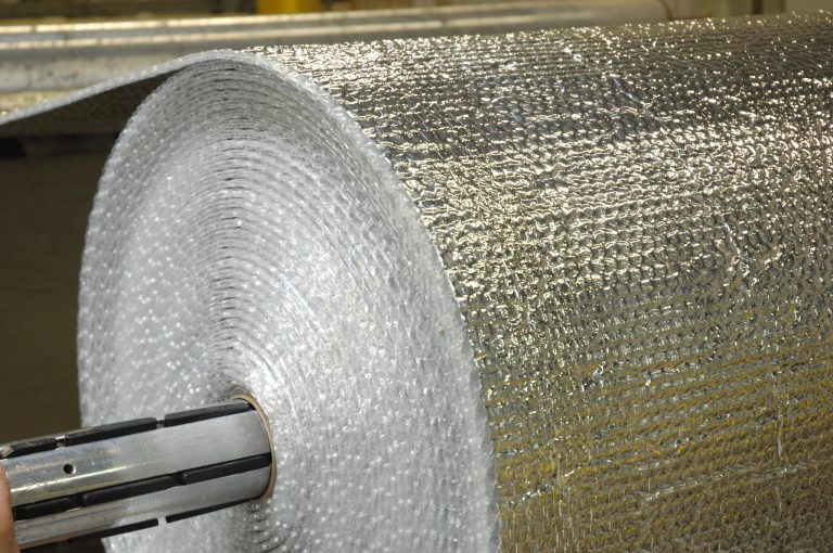 Verschillende verpakkingsmaterialen zoals noppenfolie voor bescherming bij transport van breekbare en voedselproducten
