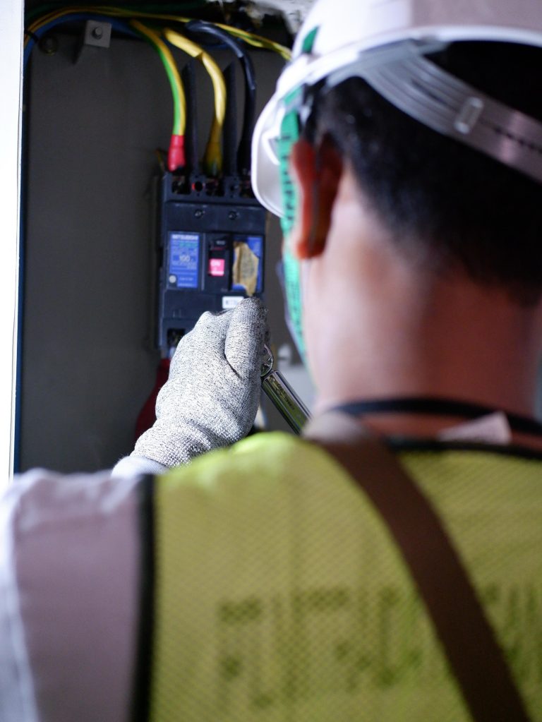 Gecertificeerde elektricien voert professionele installatie uit met veiligheidsmaatstaven