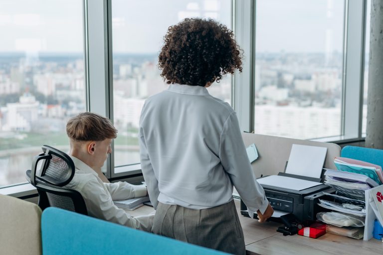 Laserprinter in een kantooromgeving die snel en efficiënt documenten afdrukt met professionele kwaliteit