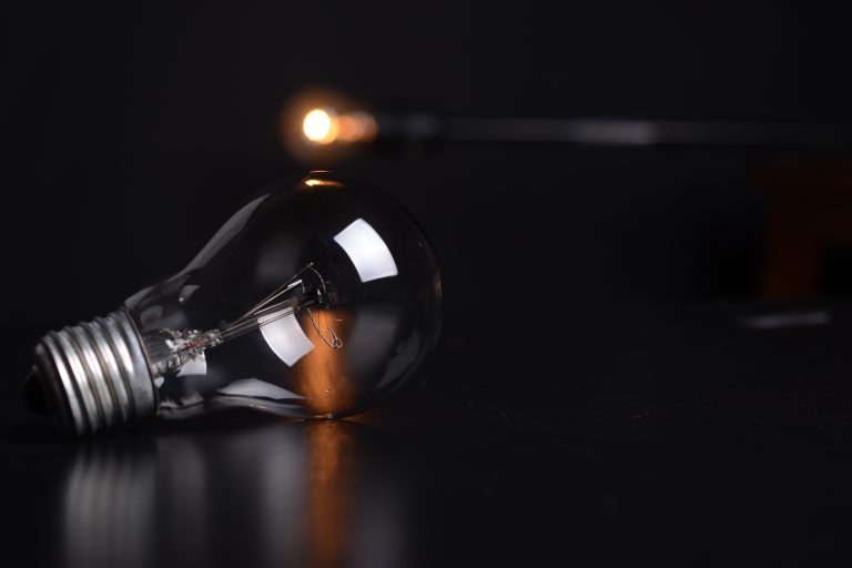 Moderne LED verlichting in magazijn zorgt voor heldere werkomgeving en verbeterde productiviteit