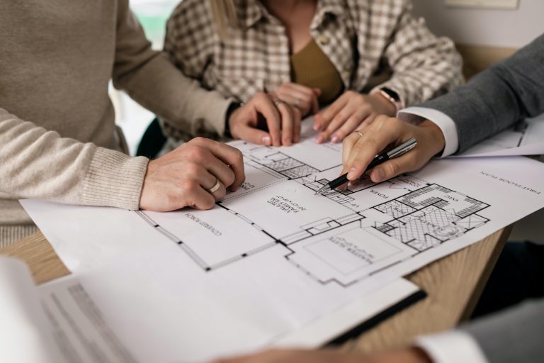 Professionele makelaar helpt bij diensten voor koop en verkoop van woningen met deskundige begeleiding