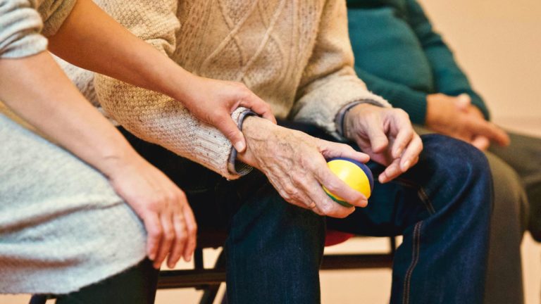 Pedagogisch medewerker speelt samen met kinderen in een stimulerende speelomgeving in de kinderopvang