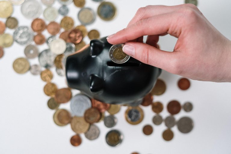 Persoon aan het werk die vervroegd met pensioen wil gaan en hier stappen voor plant