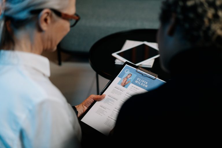 Professioneel team tijdens management personeel werven discussie over bedrijfscultuur en vereiste vaardigheden