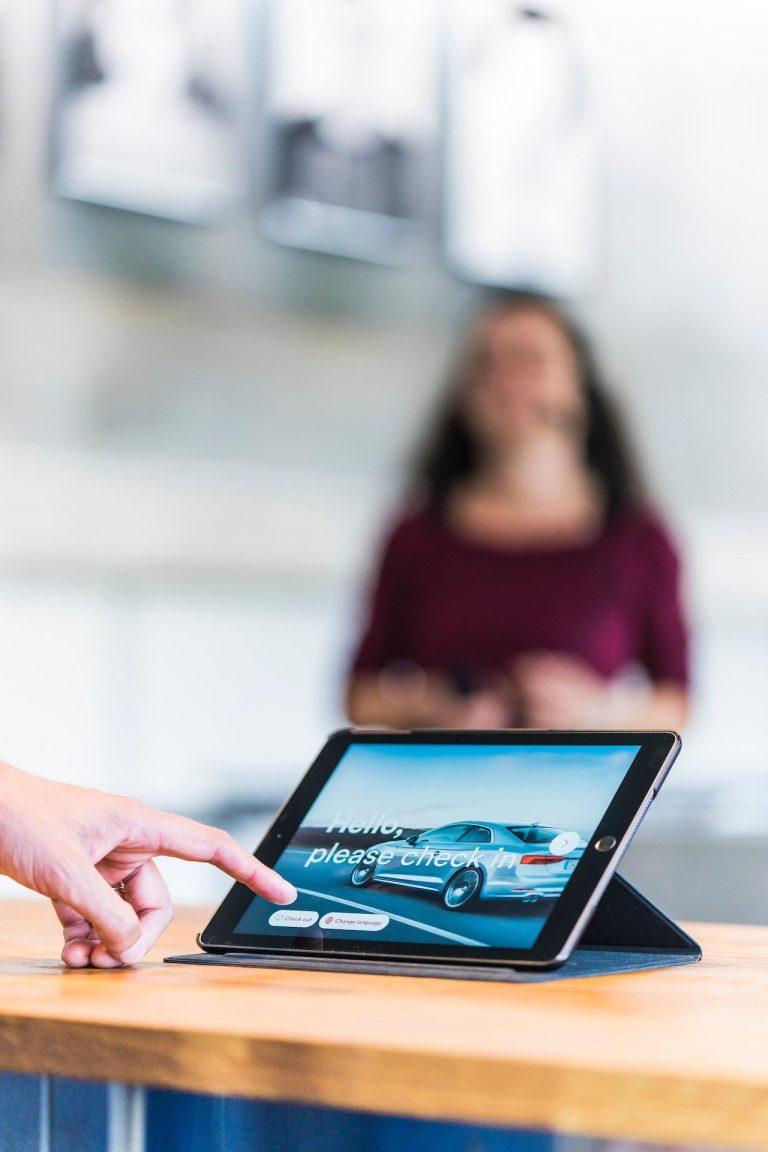 Videowall met interactieve touchscreen-functionaliteit voor effectieve presentatie van bedrijfsinformatie en klantbetrokkenhe