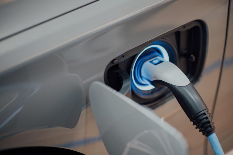 Zonnepanelen op dak voor het thuis opladen van elektrische auto's en opwekking van duurzame zonne-energie