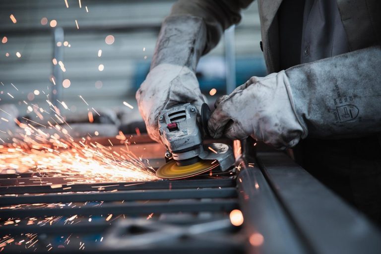 Portaalkraan met takelconstructie voor efficiënt tillen van zware lasten op de werkvloer