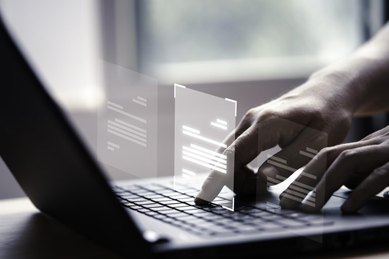 Persoon gebruikt laptop met digitale documenten voor data privacy en AVG compliance verificatie