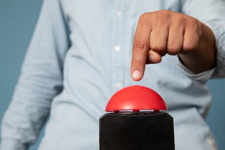 Jonge vrouw drukt op noodknop - persoonlijke noodknoppen voor veiligheid en hulp
