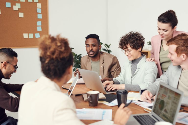 Groep professionals voert unieke manieren van vergaderen uit in een informele, creatieve omgeving buiten de traditionele verg