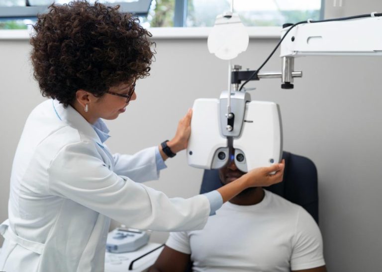 Optometrist voert oogonderzoek uit bij patiënt in medisch kantoor