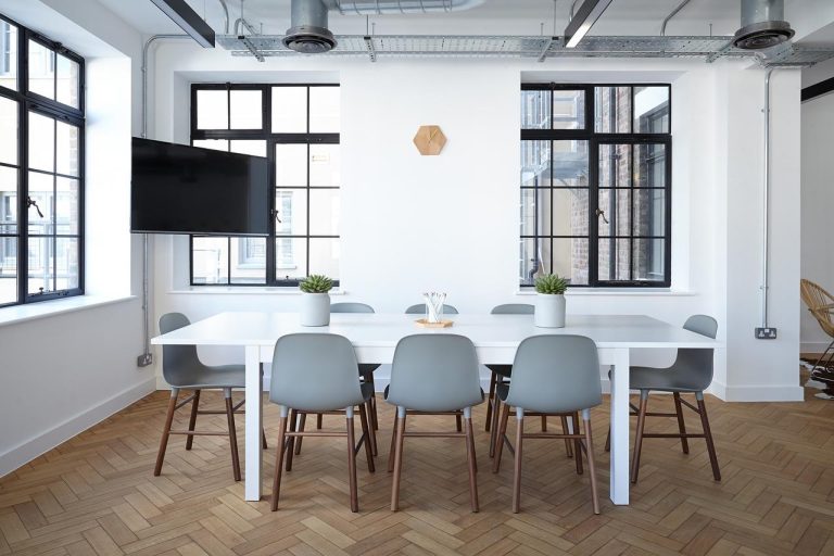 Productief zakelijk kantoor met akoestische panelen, ergonomische bureaus en groene planten voor optimale werkomgeving