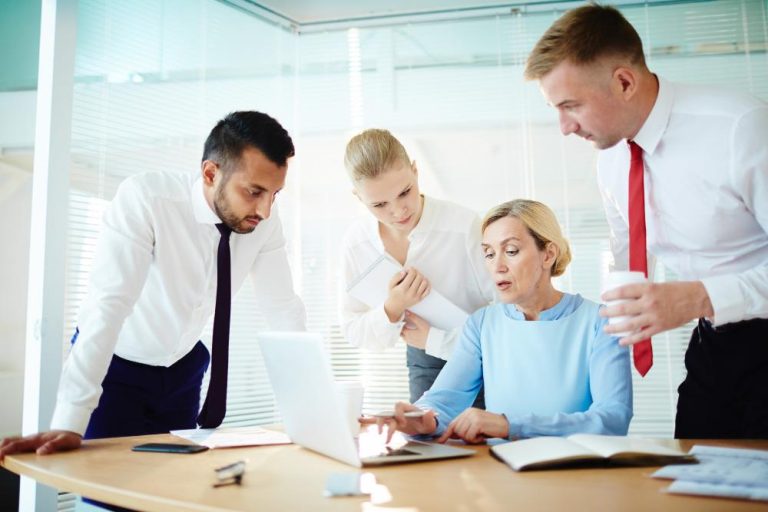 Sourcing-professionals analyseren online leveranciersbronnen en markttrends voor bedrijfstransformatie