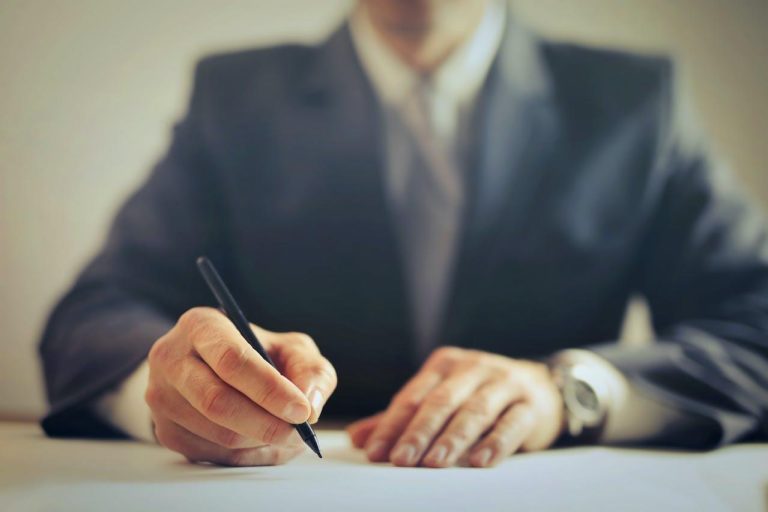 Professionele advocaten bespreken het belang van een advocatenkantoor voor zakelijke ondersteuning