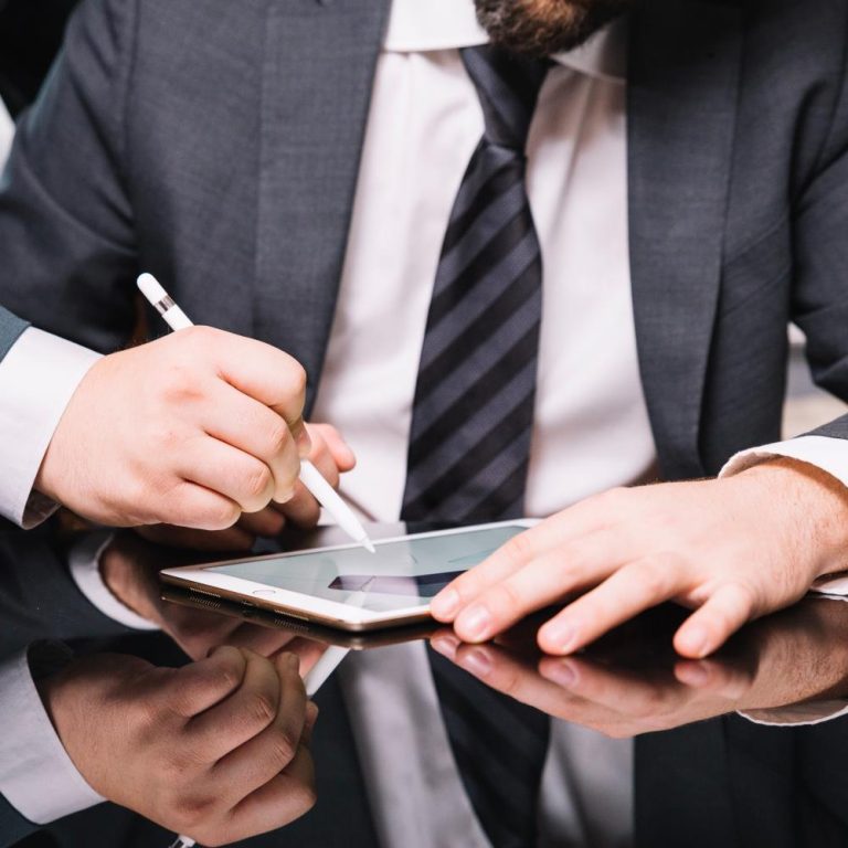 Digitaal tekenen op een tablet met stylus voor veilige document verificatie en authenticatie