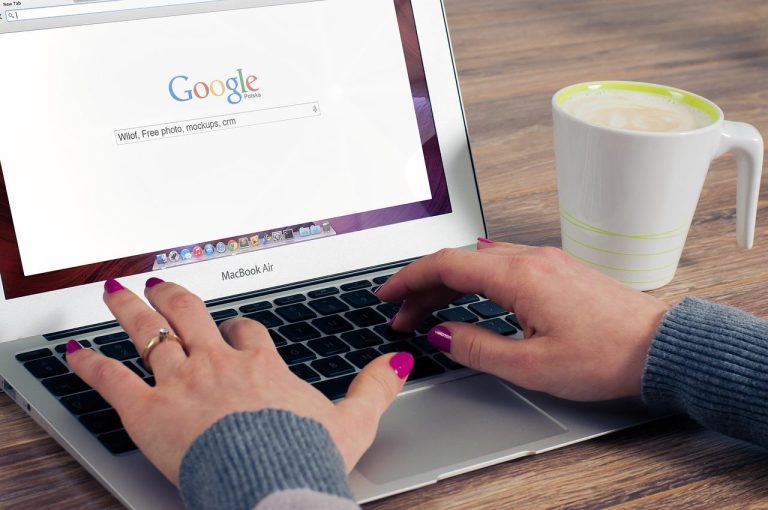 Grafische weergave van de integratie van SEO, social media en Google Ads voor optimale online marketingstrategie