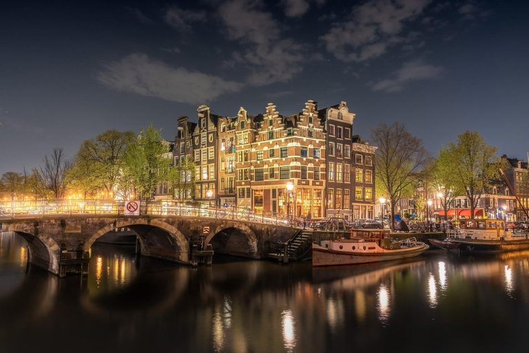 Illustratie van drie verkoopmethoden voor bedrijfspanden: via makelaar, zelf of direct verkopen