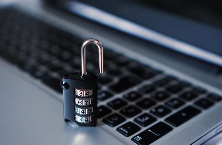 Illustratie van een cybersecurity plan met beveiligingselementen zoals firewalls, updates en personeelstraining voor bedrijfs
