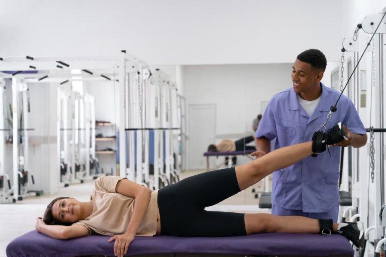 Therapeut voert behandeling uit in de fysiotherapiepraktijk in IJmuiden