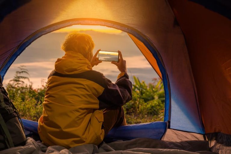 Familie kampeert op camping in Brabant, vergelijk campings voor jouw ideale kampeerervaring in de natuur