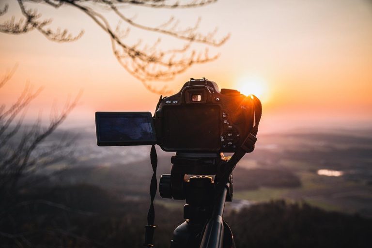 Wat is een Tripod: Een driepoot-statief met verstelbare poten voor stabiele camera-opnamen