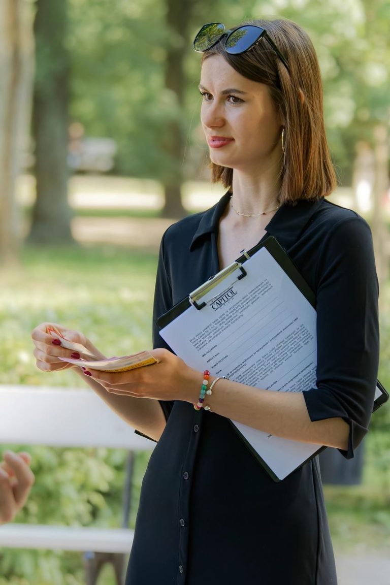 Visuele gids met tips voor effectieve verspreiding van flyers door verschillende marketingkanalen en locaties.