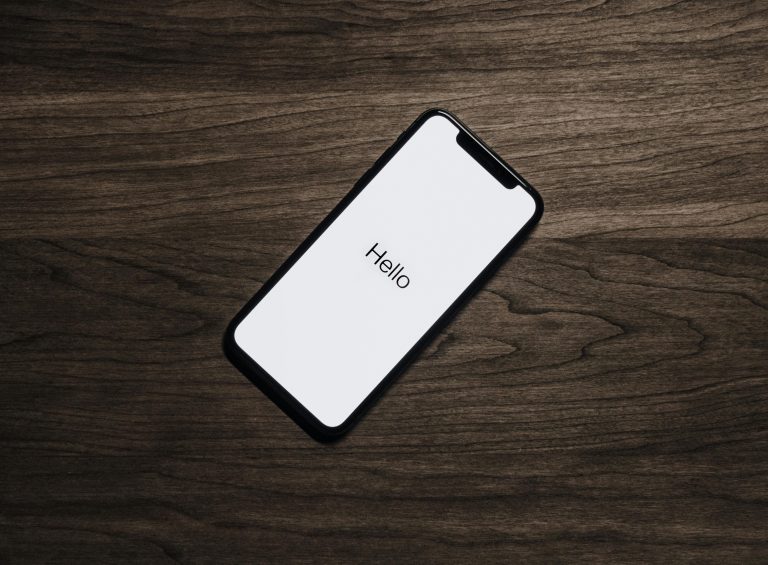 Illustratie van repareren en vervangen: telefoon en laptop met vraagmarkering voor het kiezen van de beste optie
