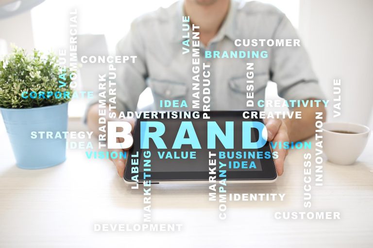 Visuele afbeelding over online adverteren in je marketingmix met focus op targeting, kosten en bereik strategie.