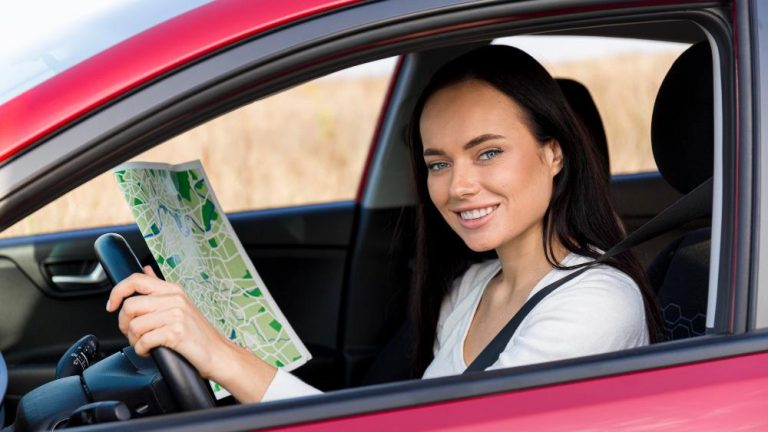 Verkeer in Vietnam met rijdende auto's en motoren, waarom een internationaal rijbewijs belangrijk is