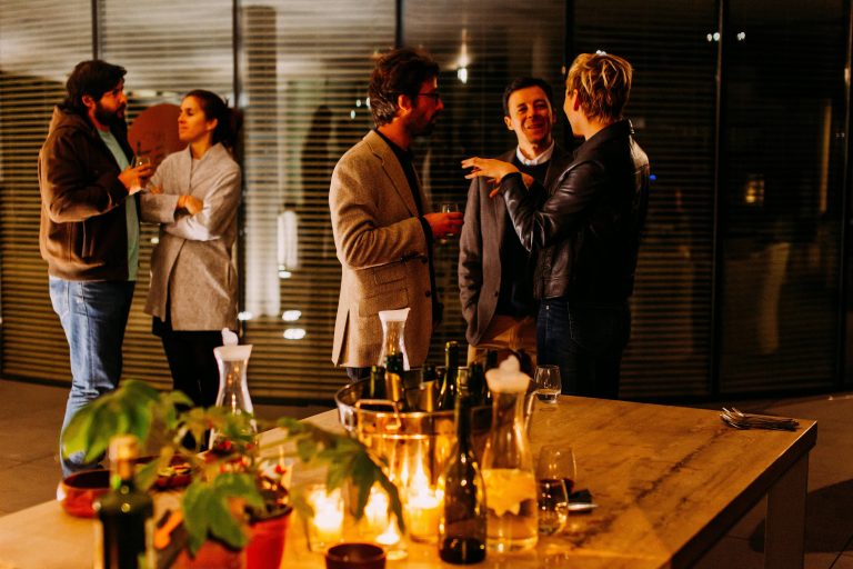 Professioneel ingericht event ruimte met gasten tijdens een succesvol relatie-event voor bedrijfsnetwerking