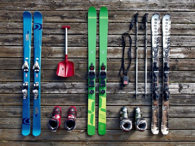 Collega's skiën en snowboarden op indoor rollerbaan zonder sneeuw, met al de spanning en pret van wintersporten