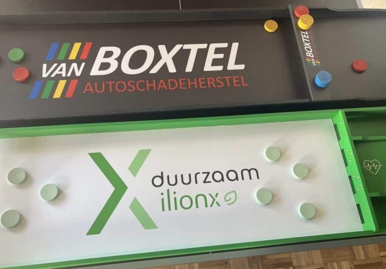 Gepersonaliseerde sjoelbak als personeelsgeschenk met bedrijfslogo voor teamgevoel en ontspanning op het werk