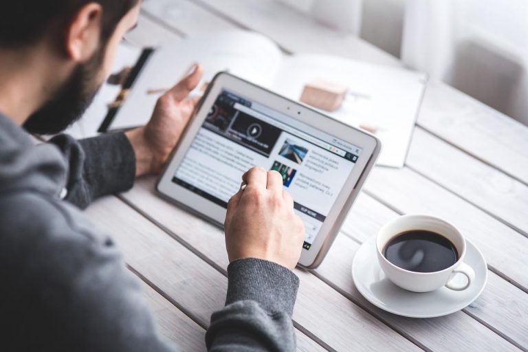 Illustratie over het publiceren van artikelen als marketingstrategie voor ondernemers en zichtbaarheid van bedrijven