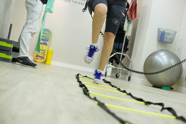 Chiropractie in het gezondheidsbeleid van bedrijven: chiropractor behandelt werknemer met rugklachten