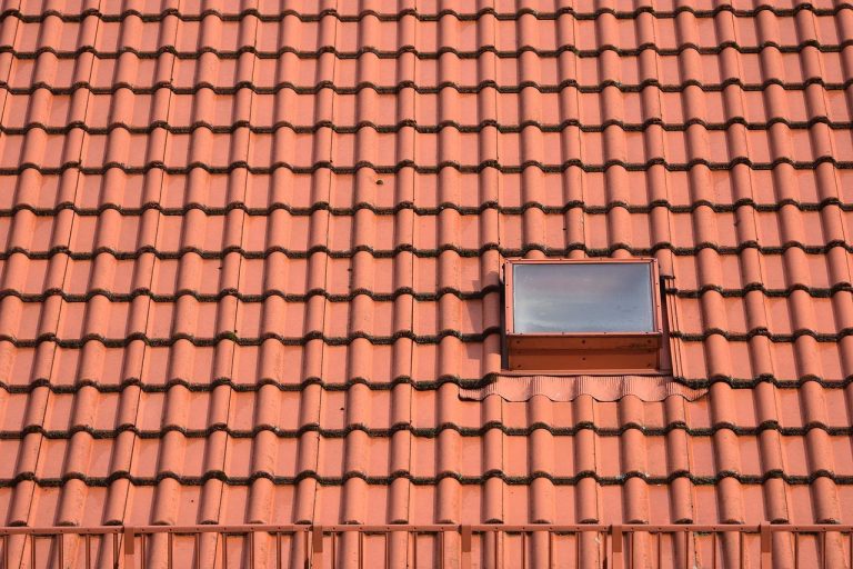 Professionele dakdekker voert inspectie uit voor goed dak en dakbedekking van woning